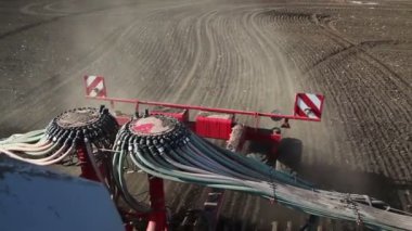 Tarım traktör alanında çalışan. Ekim zamanı. Bitkileri dikme