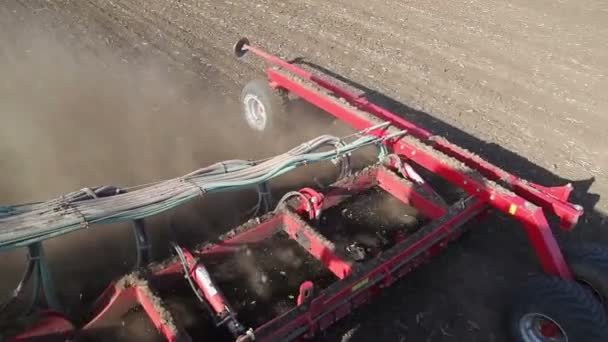 Сельскохозяйственный трактор работает в поле. Время посева. Посадка культур — стоковое видео