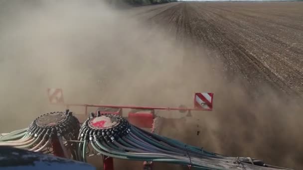 Tractor agrícola trabajando en el campo. Tiempo de siembra. Plantación de cultivos — Vídeos de Stock