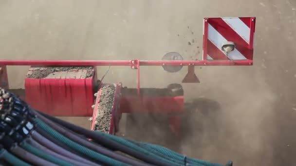 Tractor agrícola trabajando en el campo. Tiempo de siembra. Plantación de cultivos — Vídeos de Stock