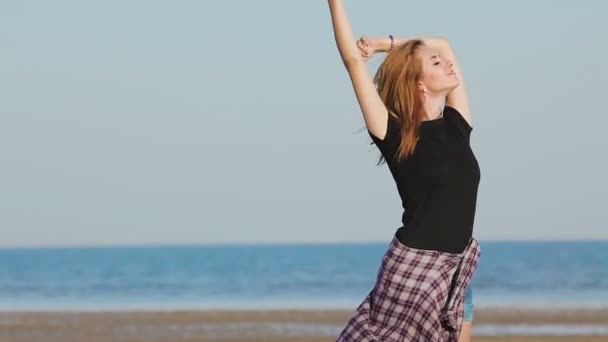 En flicka bland naturen på bakgrunden av havet — Stockvideo