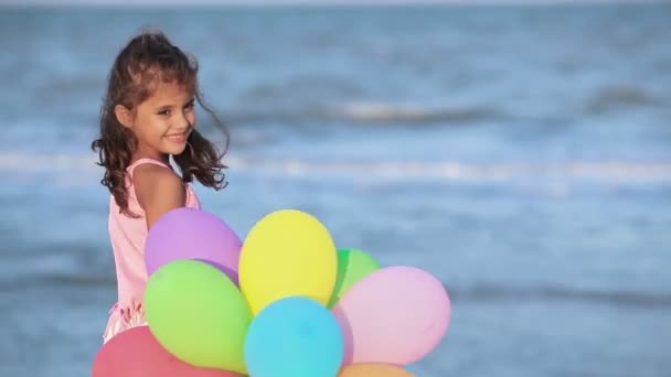 Flicka med ballonger — Stockvideo