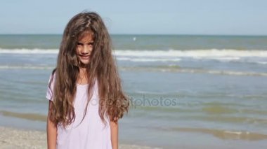 Küçük kız görünüyordu kameraya gülümseyen