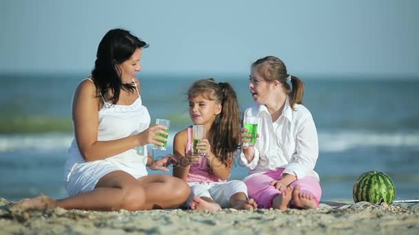 Μαμά με daughterd χαλαρώνοντας στην παραλία — Αρχείο Βίντεο