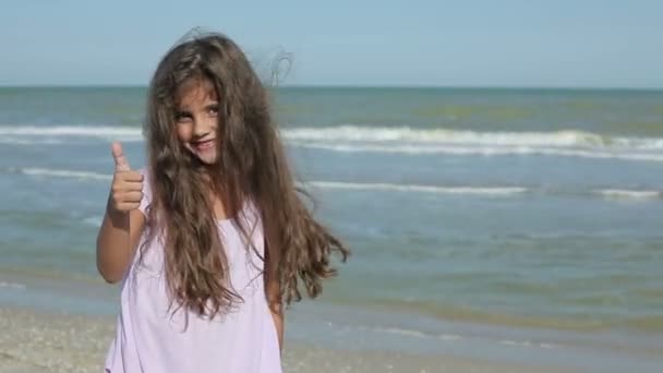 Fetiță arătând degetele în sus — Videoclip de stoc
