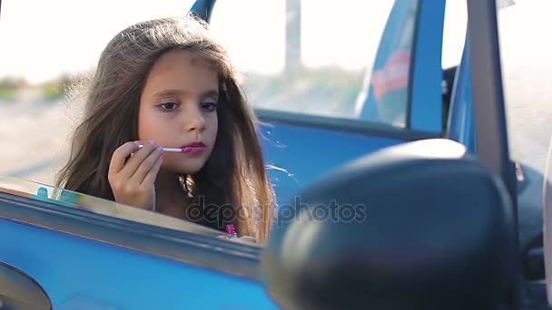 Mädchen malt den Lipgloss in den Spiegel — Stockvideo