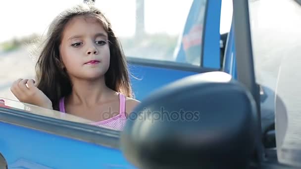 Маленькая девочка позирует перед зеркалом — стоковое видео