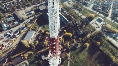 Telekomünikasyon Kulesi kentin yerleşim bölgesinde hücresel anten ile