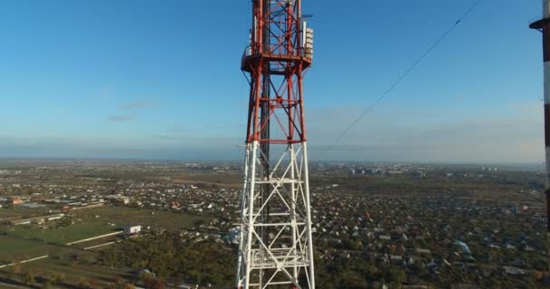 Torre de telecomunicaciones con antenas celulares en una zona residencial de la ciudad — Vídeos de Stock