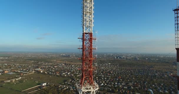 Telekommunikationsturm mit Mobilfunkantennen in einem Wohngebiet der Stadt — Stockvideo