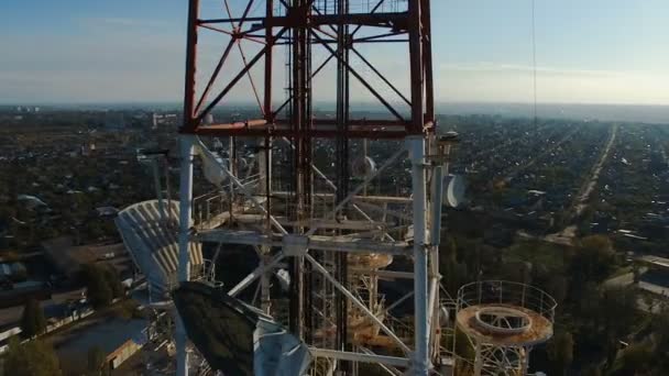 Torre de telecomunicaciones con antenas celulares en una zona residencial de la ciudad — Vídeo de stock