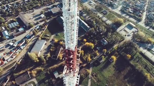 Torre de telecomunicaciones con antenas celulares en una zona residencial de la ciudad — Vídeo de stock
