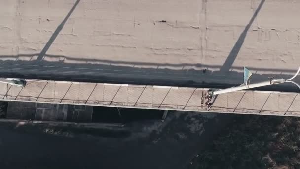 Mann läuft durch Brücke — Stockvideo