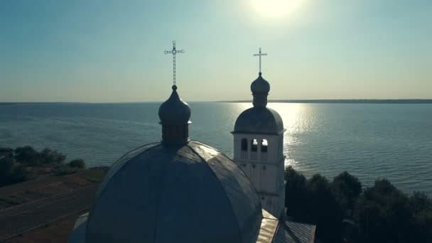 Ortodox egyház folyó partján — Stock videók