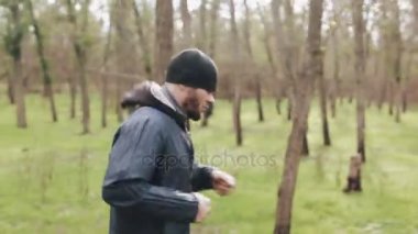 Genç atlet dışında sonbahar Doğa Parkı koşu