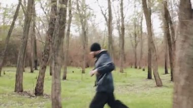 Şüpheli bir kişi kurban kovalıyor. Bush ile çalışan.