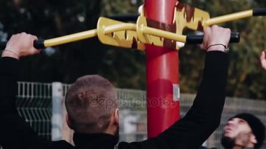 Açık havada simülatörleri egzersizleri yapıyor sporcular