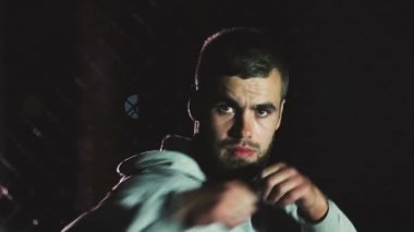 genç adam gölge boks