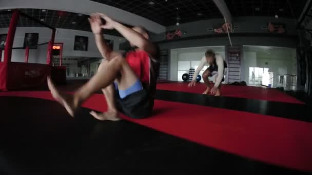 Dos hombres haciendo volteretas sincronizadas — Vídeo de stock