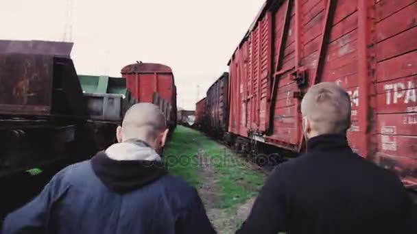Male athletes running on railroad — Stock Video