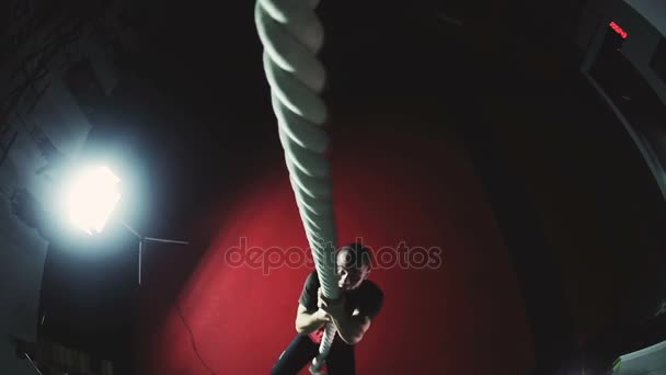 Svalnatý muž leze lano v tělocvičně — Stock video
