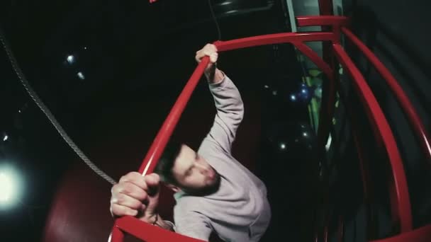 Atletisk ung man gör chin-ups på gym — Stockvideo