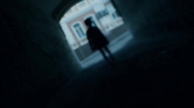 Bulanık genç kız silueti öne doğru yürüyor.