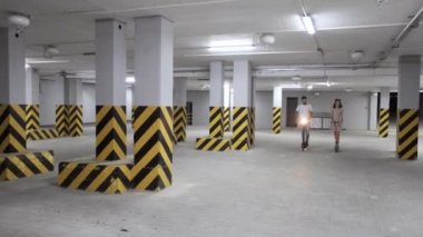 Çift alternatif ulaşım yolu scooterları kullanıyor.