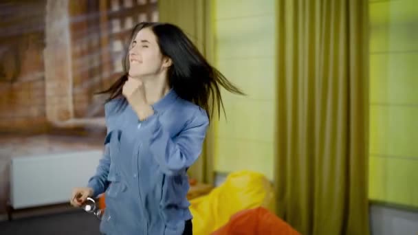 Excitada mujer baila con pulgares arriba en coworking cámara lenta — Vídeo de stock