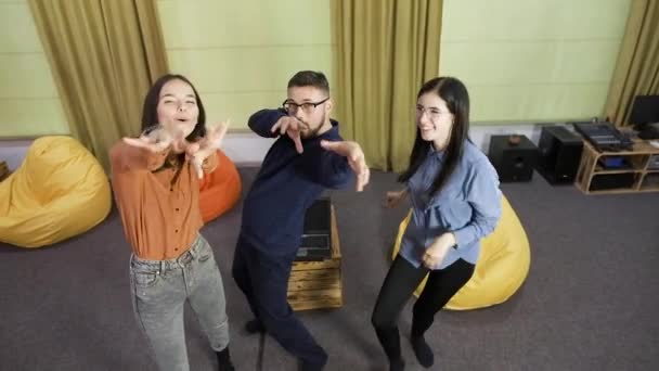 Personas alegres bailan en la fiesta en coworking cámara lenta — Vídeo de stock