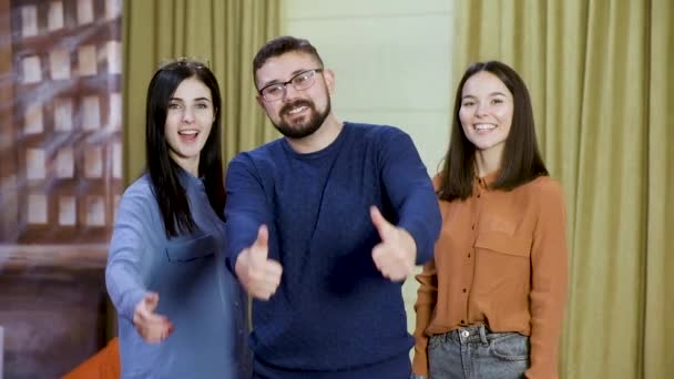 Equipo positivo muestra el pulgar hacia arriba en la sala de coworking cámara lenta — Vídeo de stock