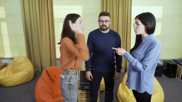 Team medlemmar argumentera med varandra i coworking slow motion — Stockvideo