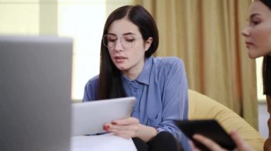 kadın projeyi meslektaşlarına ağır çekimde gösteriyor