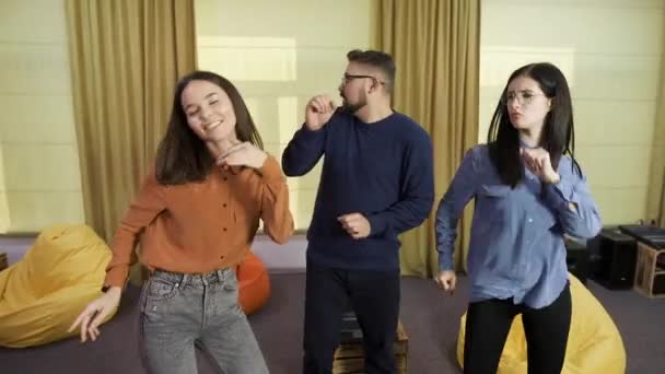 Vrolijk team danst op feest in moderne coworking slow motion — Stockvideo
