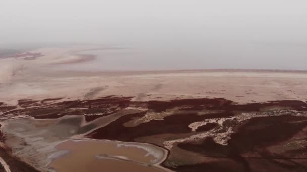 Superficie dell'estuario. L'acqua è evaporata, spiaggia asciutta — Video Stock