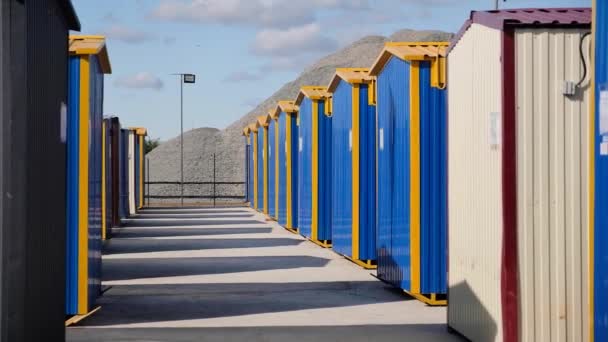 Mobiele kantoorgebouwen of containerlocaties voor bouwplaatsen. — Stockvideo