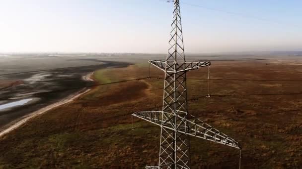 Linha de alimentação de alta tensão vista aérea . — Vídeo de Stock