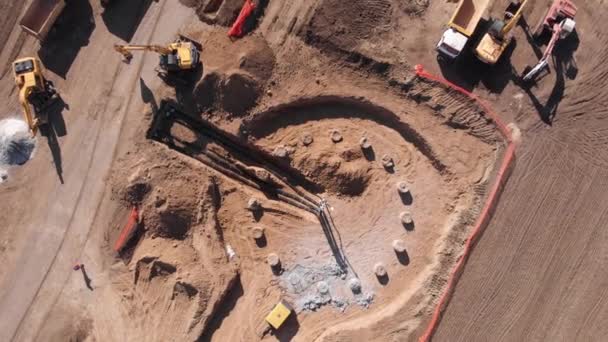 La fondation de la future éolienne avec des communications . — Video