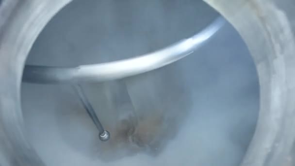 Pivovar. Pivovarská technologie. Pivní vývar se vaří v kotli. — Stock video