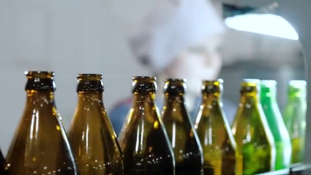 Konveyör hattındaki bira şişelerinin reddedilmesi. — Stok video