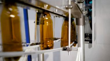 Boş evcil hayvan şişeleri özel plastik bir şişeden uçar..