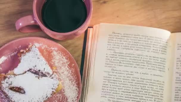 Une tasse de café, une tarte et des pages de pagination du livre en utilisant la technique Stop Motion . — Video