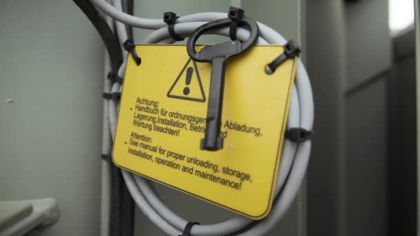 Tablica ostrzegawcza w języku niemieckim. Klucz jest przymocowany do talerza.. — Wideo stockowe