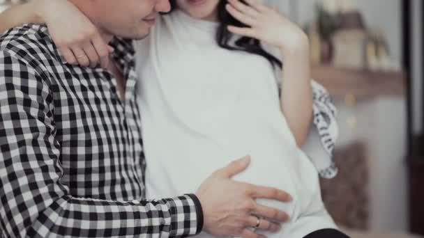男人的手，带着金戒指在孕妇的肚子上移动 — 图库视频影像