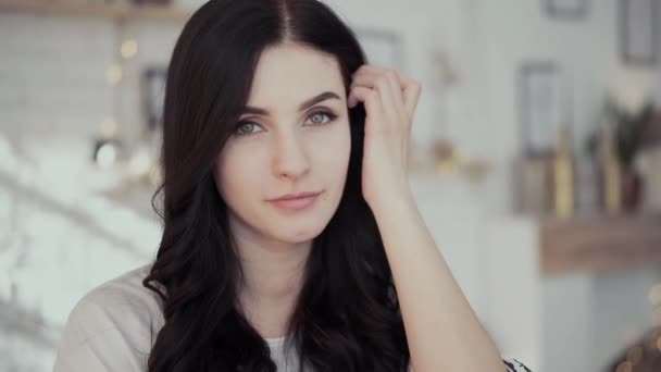 Attraktiv dam med lång lös lockigt hår och gröna ögon — Stockvideo