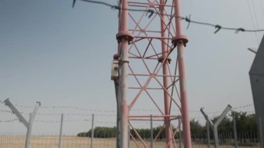 Rüzgar hızını ölçmek için yüksek ölçü direği.
