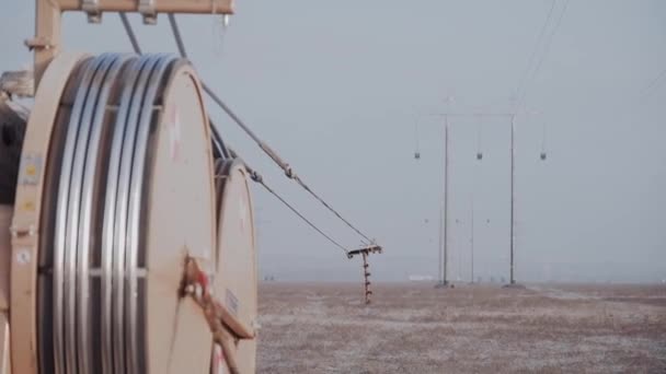 Traction de fils à haute tension avec bobines contre le ciel gris — Video