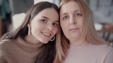 Kızı annesiyle birlikte profesyonel fotoğraf çekimine katılıyor.