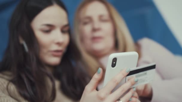 Moeder en dochter betalen online aankoop met smartphone — Stockvideo