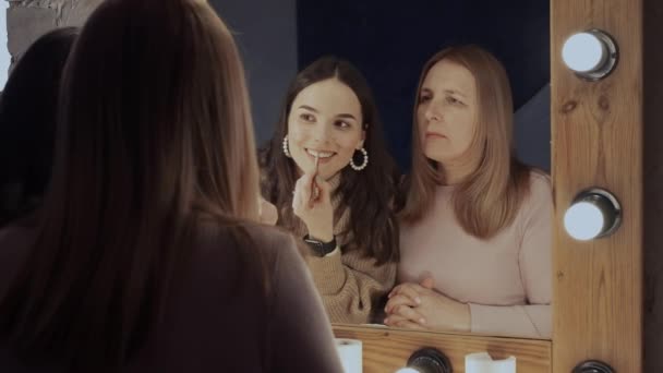 Tochter lehrt Mutter Lippenkontur beim Make-up — Stockvideo
